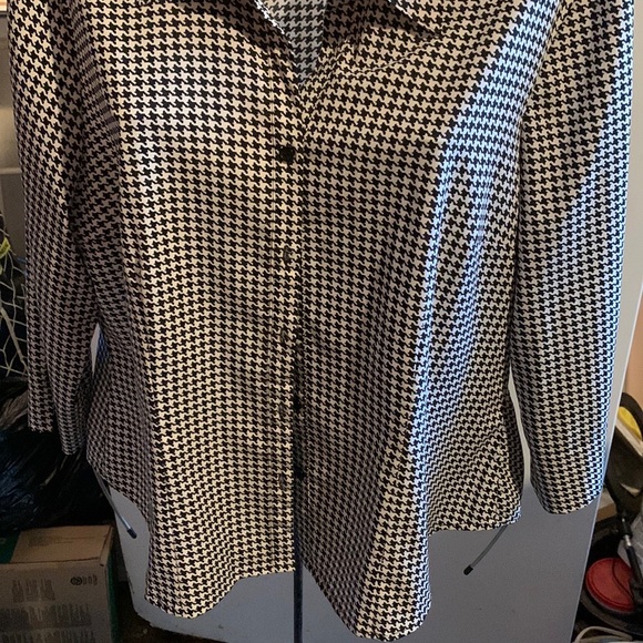 Black and white blouse - Picture 2 of 3